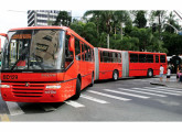 Enquanto isso... desde 1992 a cidade de Curitiba (PR) tem em sua frota dezenas de ônibus biarticulados, com piso baixo, suspensão pneumática, câmbio automático e portas largas dos dois lados; ônibus articulados foram adotados pela capital paranaense na década de 80, logo seguida por grande número de cidades; no Rio de Janeiro (RJ), os primeiros circularam em 2012 (fonte: site bemparana).