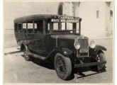Chevrolet 1929 com carroceria fechada; em 1933 compôs a primeira linha regular de ônibus da empresa Caprioli, de Campinas (SP) (fonte: site memoriasdocomerciosp).