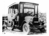 Chevrolet 1927 com carroceria fechada; pertencente à Viação Mendanha, foi o primeiro ônibus a servir o bairro de Campo Grande, no Rio de Janeiro (RJ) (fonte: site museudantu).