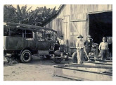 Construção de carroceria nas oficinas da Auto Viação Catarinense, em Blumenau (SC), em meados da década de 20 (fonte: site showroomimagensdopassado).