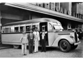 Ford 1938 diante do Mercado Livre, de Porto Alegre (RS), mercado público em estilo deco hoje demolido (fonte: Marcos Jeremias).