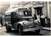 Chevrolet 1946 da empresa Santo Anjo, de Tubarão (SC), operando a ligação então de longa distância com Porto Alegre (RS); note que, com a II Guerra, a Ott abandonou as sofisticadas janelas curvas, substituindo-as por pequenas vigias triangulares (fonte: site showroomimagensdopassado).