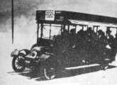 Ônibus Renault fazendo a rota Centro-Leblon, no Rio de Janeiro da década de 20, quando as praias da zona sul ainda eram grandes areais.