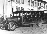 Ford 1933 em operação em Caxias do Sul (RS), com compartimento traseiro para o transporte de malas postais; os veículos abertos, tipo "jardineira", conviveram por muitos anos com os modelos com carrocerias fechadas.   