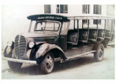 Primeiro ônibus operado pela Empresa Guerino Seiscento, de Tupã (SP), em 1946 – um Ford 1938 com carroceria aberta de construção artesanal (fonte: Adamo Bazani).       