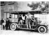 Ônibus de construção local operando no início do século XX, em Petrópolis (RJ), no transporte de hóspedes do Hotel do Commercio (fonte: Arquivo do Museu Imperial).   