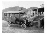 Ford T com carroceria construída pela família de imigrantes alemães Bade servindo ao Hotel Independência, também em Petrópolis (RJ) (fonte: Arquivo do Museu Imperial).