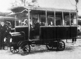 Bonde-automóvel montado sobre caminhão Ford operando entre São Bernardo do Campo e São Caetano do Sul (SP) em 1923; numa época em que o transporte sobre trilhos vigorava, esta foi uma solução não de todo incomum. 