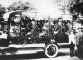Inauguração do sistema de "ônibus" em Belo Horizonte (MG), em 1923 (fonte: MHAB).     