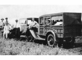 Ford 1934 para quatro passageiros, que fazia em três dias a ligação entre Cuiabá e Campo Grande (então MT); a fotografia é de 1937. 