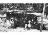 O primeiro Ford nacional encarroçado como caminhão tipo "misto", fotografado em 1963 no interior do Maranhão (foto: 4 Rodas).     