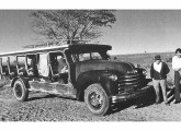 Rara "jardineira" ainda operando no sul do país na década de 70; montado sobre um Chevrolet importado, o veículo fazia transporte rural em Quintana (SP) quando foi fotografado em 1972 (foto: Carlos Alberto R. de Carvalho).   