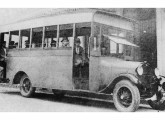 Ônibus sobre caminhão Ford construído em Joinville, em 1926, pelo pioneiro Gustavo Vogelsänger; este foi o segundo ônibus a operar na cidade (fonte: NTU).