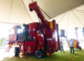 A colhedora autopropelida Bertanha na feira Agroshow 2015 (foto: LEXICAR).