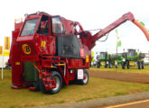 Colhedora F2, exposta no Agrishow 2017: mantendo inalteradas as características mecânicas, a máquina trouxe alguns aperfeiçoamentos na carroceria, tais como proteção lateral do motor e janela basculante para o condutor (foto: LEXICAR).