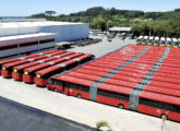 22 biarticulados Mega BRT no pátio da Neobus, em junho de 2013, prontos para serem enviados para o sistema integrado de Curitiba (PR) (fonte: Revista Abrati).