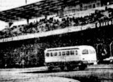 O Nicola da promoção Pepsi-Cola dá a volta olímpica no estádio do Grêmio, em Porto Alegre, em setembro de 1956; decidido por voto popular, o concurso foi vencido pelo clube Aimoré, de São Leopoldo (foto: Diário de Notícias). 