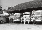Garagem da empresa Coletivos Blumenau Itoupava Seca, de Blumenau (SC), mostrando quatro ônibus Volvo - dois Carbrasa à esquerda e dois Nicola (1o e 3o a partir da direita) -, além de um Aclo, eventualmente Grassi (fonte: "Viagens pela Cidade").