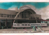 Cartão postal da Estação Rodoviária de Maringá (PR), inaugurada em 1962; à frente, um Mercedes-Benz LP com carroceria rodoviária Nicola (fonte: Ivonaldo Holanda de Almeida).