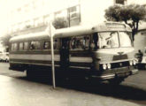 Ônibus intermunicipal semelhante aos da imagem anterior, aqui operado pela Novo Horizonte Transporte e Turismo, de Nilópolis (RJ); a imagem é de 1966 (foto: Augusto Antônio dos Santos / ciadeonibus).
