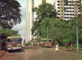 Detalhe de cartão postal da Praça Marechal Rondon, em Londrina (PR), mostrando um ônibus Nicola à esquerda e dois ou três Caio no lado oposto da rua (fonte: Ivonaldo Holanda de Almeida).