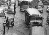 Ao centro da foto um Nicola-LP seguido por dois Caio circula nos anos 60, em dia de chuva, pela avenida 9 de Julho, na cidade de São Paulo (SP).