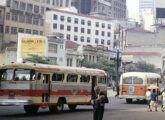 Um Nicola-LP da Auto Viação Nações Unidas (e um Chevrolet, à direita) no mesmo local da enchente da foto anterior.