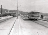 Nicola em chassi Mercedes-Benz LPO da Viação Mauá, em 1968 circulando pela avenida do Contorno na ligação entre Niterói e São Gonçalo (RJ) (fonte: blog grandeniteroi2023).