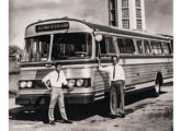 Em Curitiba, do outro lado do país, a pose típica se repete; neste caso, o ônibus atendia a uma antiga linha urbana da capital paranaense (fonte: Vald Assunção). 
