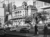 Um Nicola-LPO trafega no final da década de 60 pelo Vale do Anhangabaú, em São Paulo (SP), diante do Palacete Prates, prédio comercial de 1911 e que poucos anos depois viria a ser demolido (fonte: João Marcos Turnbull).