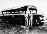 Mikolay e Alexander Schwez, imigrantes ucranianos, diante de seu Ford 1951 com carroceria Nicola, segundo ônibus da pioneira Auto Viação Navegantes, de Porto Alegre (RS) (fonte: Régulo Franquine Ferrari / Olides Canton).
