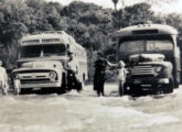Dois ônibus do Expresso Nordeste, de Campo Mourão (PR): à direita um Ford 1948-50 com carroceria Nicola e, à esquerda, um Eliziário sobre chassi de caminhão Ford nacional, dez anos mais novo.