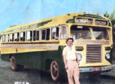 Outra fotografia do ônibus da Campos Novos tomada na mesma ocasião; colorizada, a imagem mostra uma pintura diferente da original (fonte: Benito Zandoná / egonbus). 