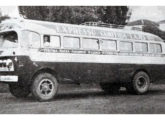 Também sobre chassi Ford F-7 era este rodoviário do Expresso Curitiba-Lajes, empresa incorporada à Penha em 1971 (fonte: portal flogao).