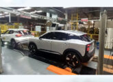 Em abril de 2025, nas recém renovadas instalações da Nissan, um dos primeiros novos Kicks compartilha a linha de montagem com o modelo antigo (foto: Automotive Business).