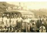 Ford 1938 com carroceria de madeira operando como ônibus em Mantena (MG) (fonte: Ivonaldo Holanda de Almeida / portalmantena).