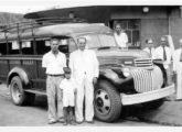 Raro registro da entrega de uma carroceria artesanal sobre chassi 0 km em décadas passadas; a cena ocorreu em Patos de Minas (MG), em meados dos anos 40, e o  chassi era Chevrolet (fonte: Ivonaldo Holanda de Almeida / efecadepatos).