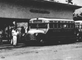 Chevrolet 1948-53 da Viação Liberdade, de Belém (PA), diante do ponto de parada do bairro de Sacramenta (fonte: portal nostalgiabelem).