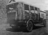 Possivelmente com chassi International, este foi o primeiro ônibus dos irmãos Scussel, de Passo Fundo (RS), em 1929 alocado à linha para Erechim (fonte: Ironita P. Machado e Fernando Miranda).