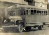 Provavelmente construído em Belém, este ônibus em chassi Studebaker 1948 operou em Natal (RN) na primeira metade da década de 50 (fonte: portal fotosefatosdenatalantiga).