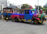 Trenzinho turístico (aparentemente construído a partir de um chassi Willys) em 2025 atuando em Fortaleza (CE) (foto: LEXICAR).