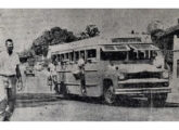 Com carroceria visivelmente inspirada nos ônibus paraenses, este Chevrolet Brasil operava em São Luís (MA) em 1962 (foto: O Imparcial; fonte: portal slzmemoria).