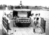 Caminhão Ford 1951 fazendo a travessia do rio Parnaíba, entre Floriano (PI) e Barão de Grajaú (MA), nos anos 50; o misto também fazia a ligação Floriano-Teresina (fonte: portal piracuruca).