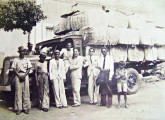 Caminhão Dodge 1938 transportando fardos de algodão de Várzea Alegre (CE) para Campina Grande (PB), então o principal entreposto nordestino do produto; note a cabine larga, fabricada localmente, também utilizada para o transporte de dois ou três passageiros (fonte: Júlio Bitu / Ivonaldo Holanda de Almeida).