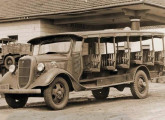 Jardineira Ford 1935; de propriedade de João Menazzi, atendia às ligações entre Assis e Maracaí, Roseta e Paraguaçu Paulista, no sudoeste do Estado (fonte: Francisco Ivano / onibusbrasil). 