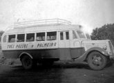 Ford 1937 atendendo à ligação entre Três Passos e Palmeira das Missões (RS) na década de 40 (fonte: Ivonaldo Holanda de Almeida).