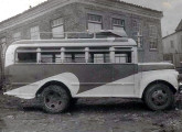 Studebaker 1946-48 de chassi curto do Expresso Tupy, de São Joaquim (SC), sua carroceria artesanal foi provavelmente construída na própria empresa; note as correntes nos pneus traseiros (fonte: Valdir Dutra / egonbus).