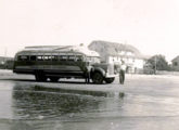 International 1948 no transporte de passageiros entre Paraná e Santa Catarina nos anos 50; vale registrar que, com freqüência, partes do trajeto eram praticados sobre a areia da praia (fonte: portal clubedosentasitajai).