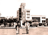 O mesmo ônibus da foto anterior em cartão-postal de Campina Grande (PB), mostrando a Praça da Bandeira, com o novo prédio dos Correios e Telégrafos (fonte: Ivonaldo Holanda de Almeida / cgretalhos).  