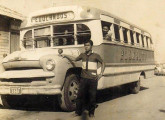 A despeito da utilização de chassis mais recentes (como este Chevrolet nacional de 1960), as rústicas carrocerias de madeira continuaram a ser construídas em Manaus durante toda a década de 60; note a abertura dos para-brisas como recurso para amenizar o calor amazônico (fonte: portal manausdeantigamente).